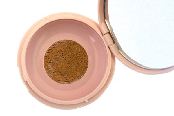 Turbinado Sugar Baking & Setting Poudre loose makeup powder in translucent plastic jar with pink flap cap lid.